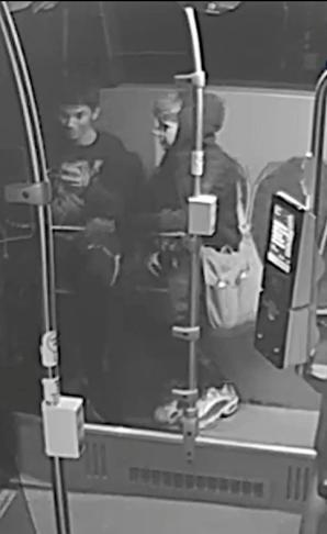 [VIDEO] Policjanci poszukują dwóch wandali za zniszczenie elewacji budynku 
